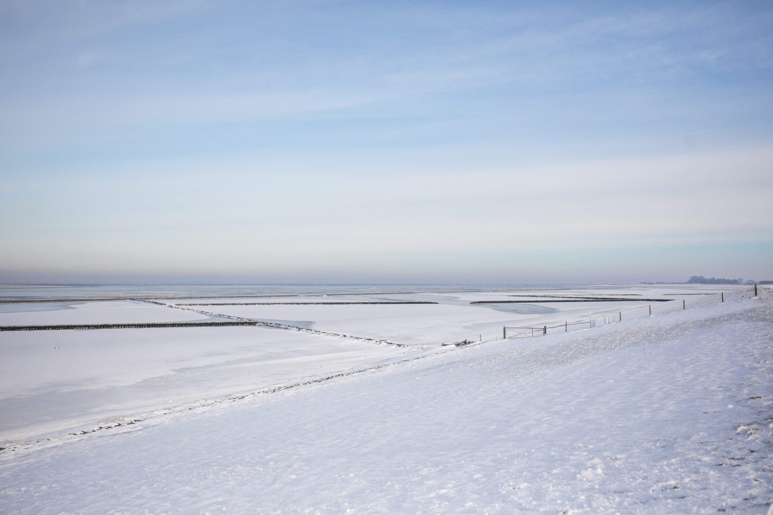 Verschneiter Nordseedeich am Wattenmeer bei Bensersiel